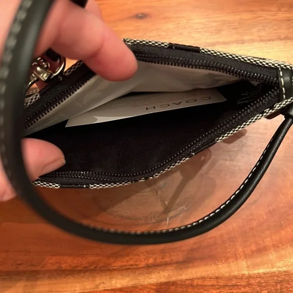 NEW COACH WRISTLET FROM THE SIGNATURE COLLECTION - Picture 8 of 9